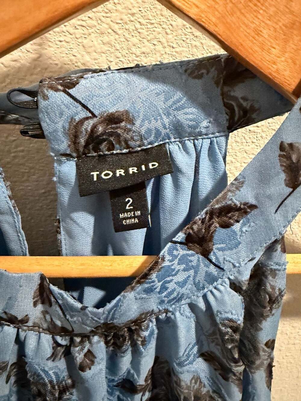 Torrid Blue Floral Rose Print Tie Neck Halter Top Size 2 - Picture 4 of 4